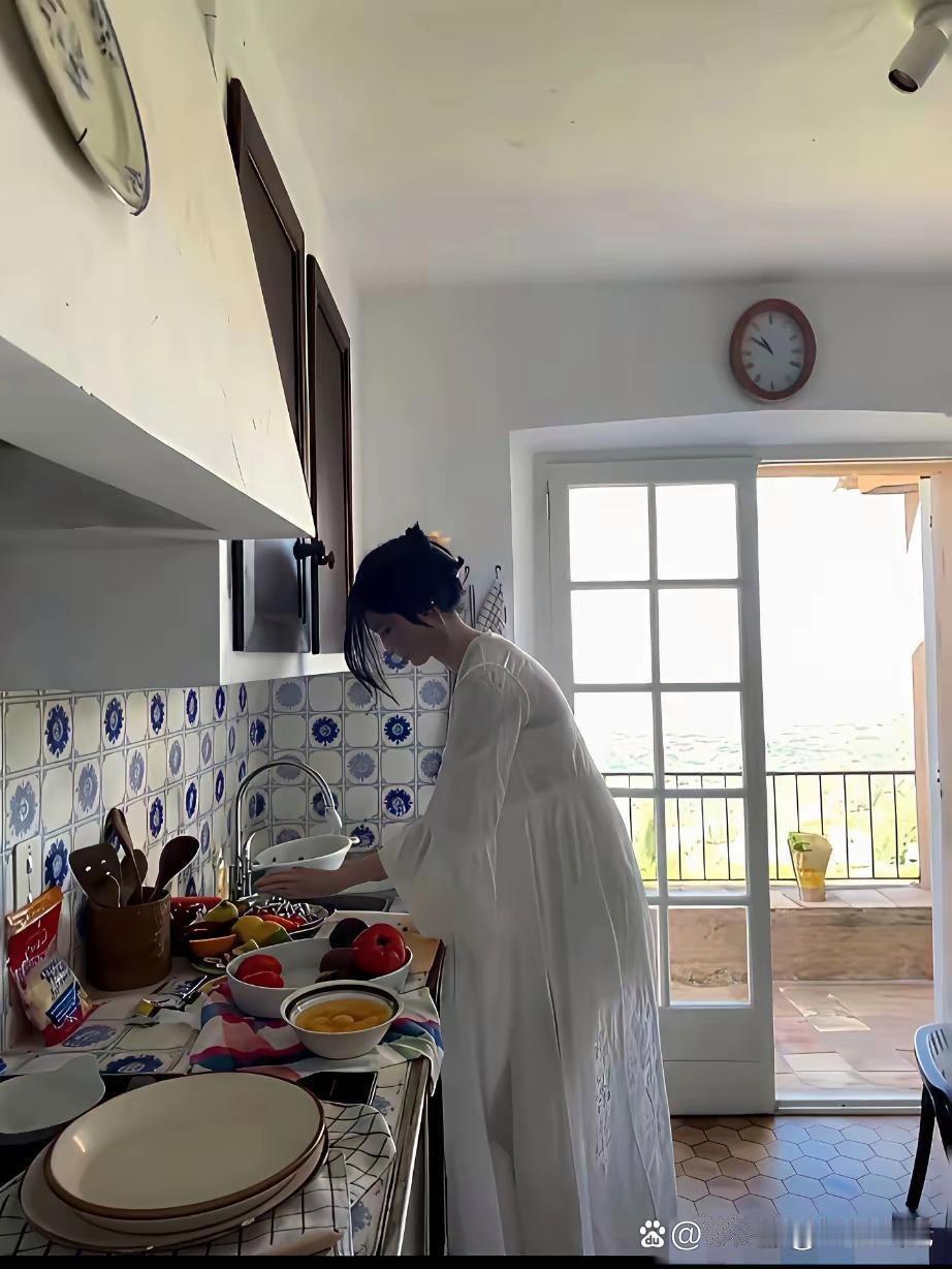 自从和陈伟霆生娃后， 何穗便经常会晒自己做饭。 超模做饭也超美，像秀场一样。 这个氛围感，不正是陈伟霆喜欢的那种feel吗？ 陈伟霆太幸福了吧。有人为她洗手做羹汤。 ​
