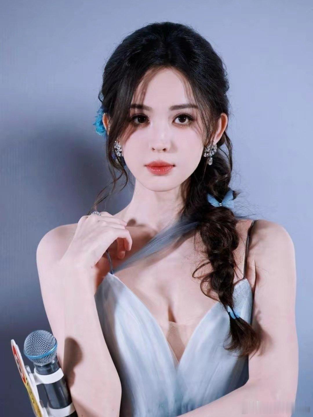 古力娜扎活动生图出圈！一身深V低胸吊带纱裙，氛围感直接拉满！ ​