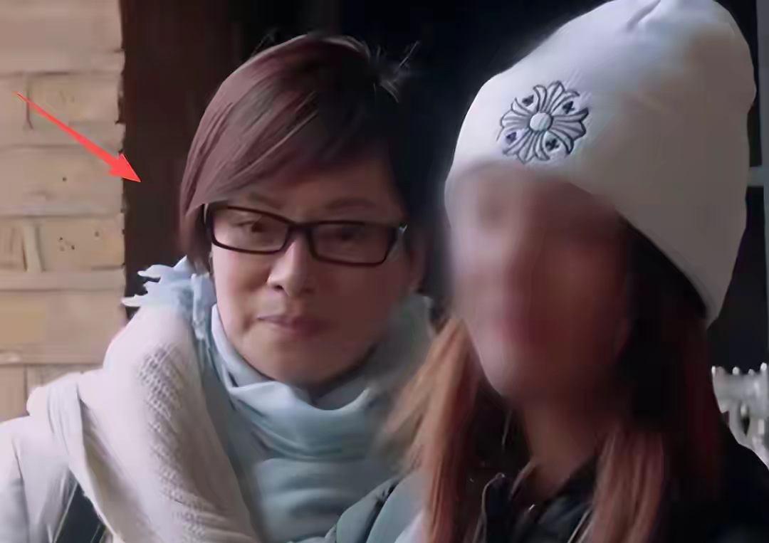 宁静直播里随口一句“正片连素材的二十分之一都不到”，直接把《花少2》炸回了公众视野。


2015年播完的一档旅行综艺，11年后突然霸屏热搜。一时间全网都在翻旧账，杨洋走丢、许晴那句“上一季的人都正常”、房车帐篷大战、毛阿敏拖着腰伤开手动挡皮卡一开就是7小时……看得人脑瓜子嗡嗡的。十一年了，这节目怎