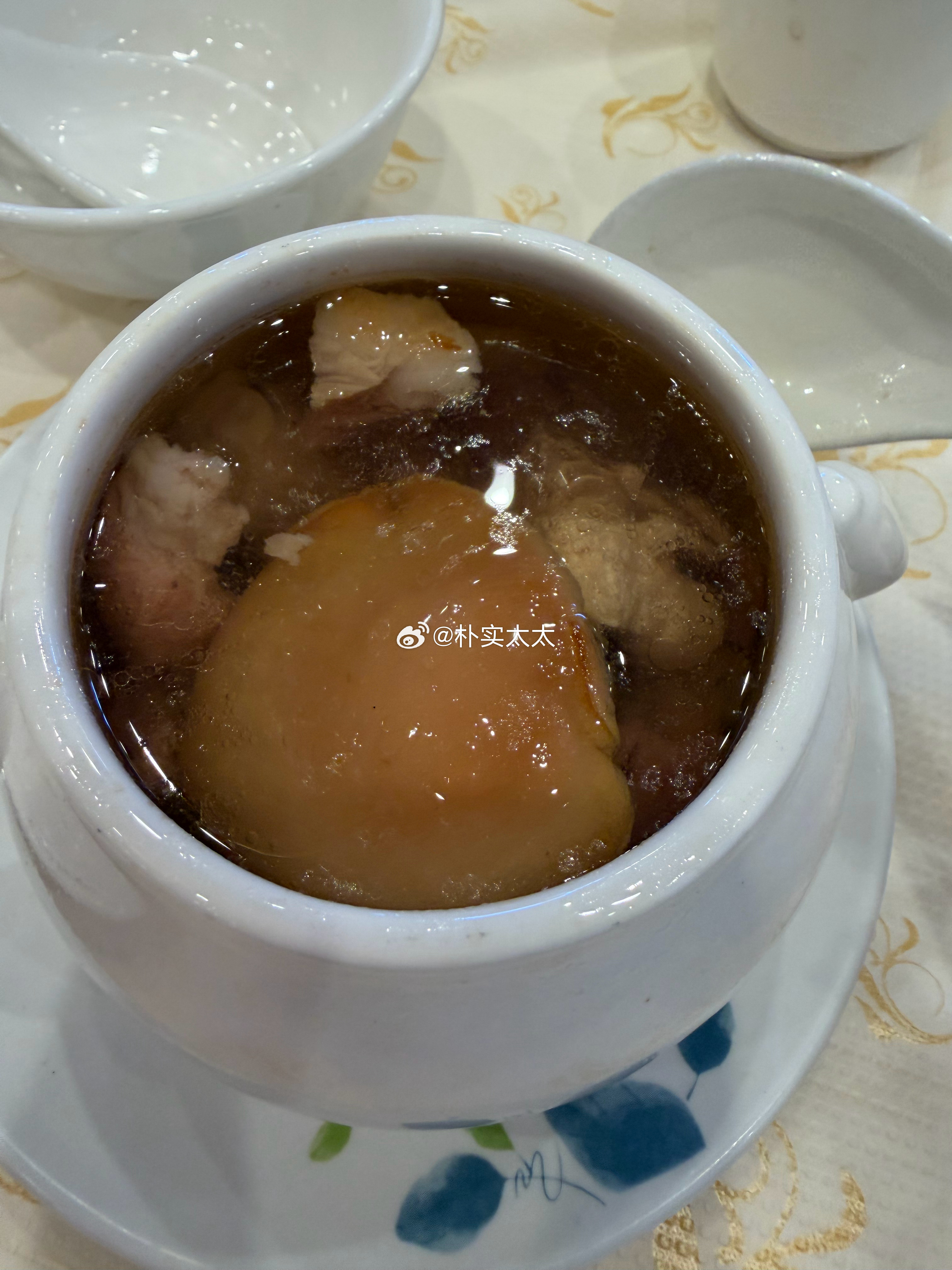 话说，San Gabriel的饮茶点心挺好吃的。

我们三个人狼吞虎咽吃了很多很多，元气一下子回来了。

二哥说要先买了车险才能提车——朋友推荐林大卫保险经纪不错，可以帮忙找到好deal——离饮茶的餐厅4分钟车程——于是我们吃饱就先去问车险多少钱。

二哥事先在网上做了功课，他这个年纪如果买新车的话， ​