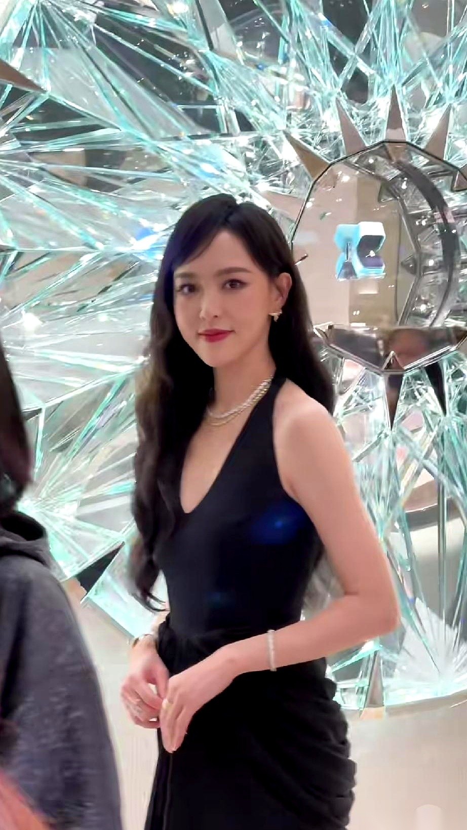 一袭黑色大露背，闪光灯疯狂闪烁。
唐嫣转过身的那个瞬间，我竟然盯着她的背影愣住了。
说句大实话：她的腰胯，确实变宽了。
估计网上马上就要有一堆人跳出来酸，“女神发福了”“终于有大妈味了”。
但我挤在人群外围，看着她踩着高跟鞋、带着浓妆走过来的样子，只想拍大腿叫绝。
43岁了啊！
还要求人家凹什么干瘪