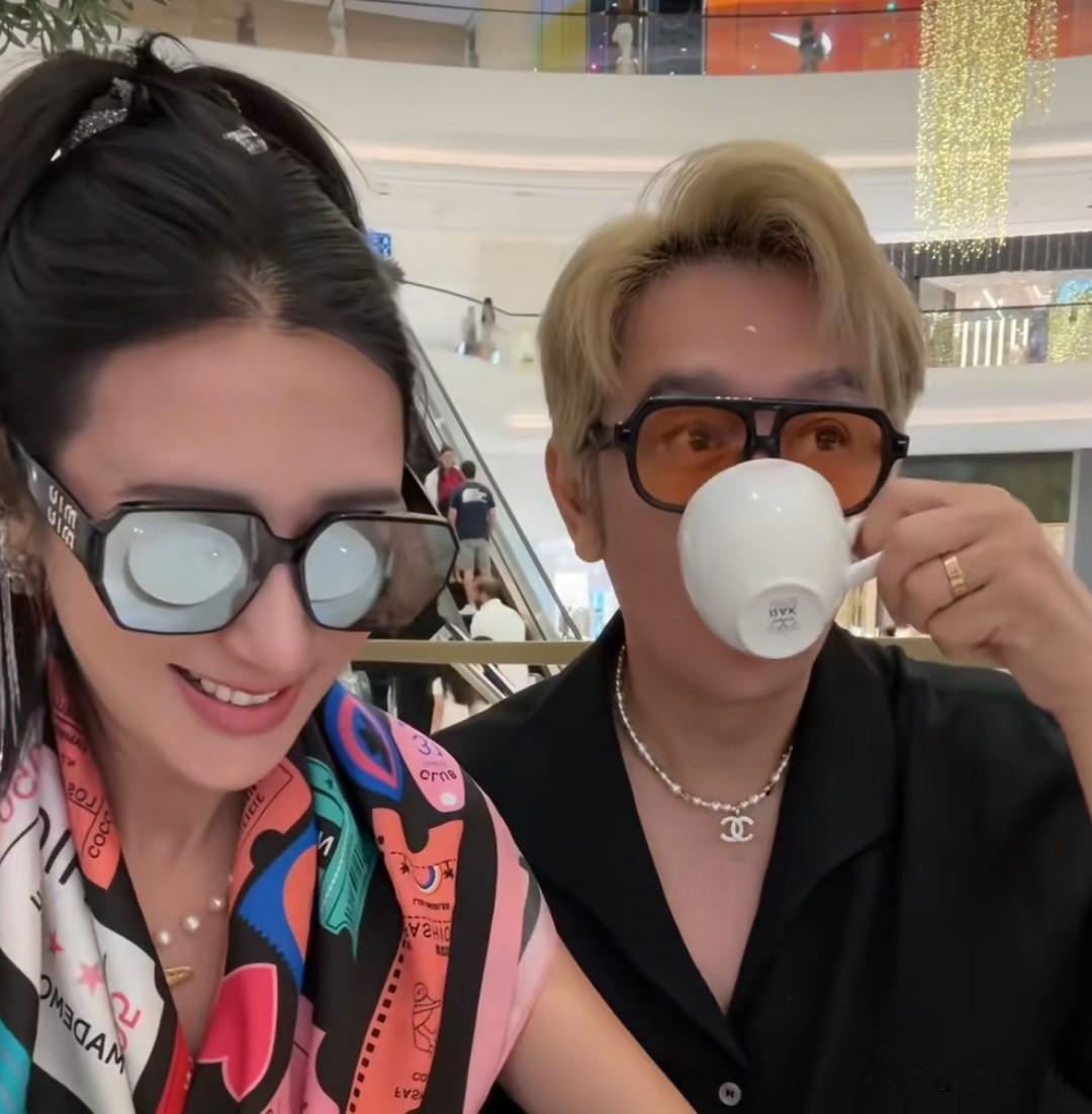 陈浩民说妻子蒋丽莎消耗他前女友


陈浩民与蒋丽莎的直播互撕彻底撕开婚姻遮羞布！陈浩民随口骂妻子“贪得无厌”，蒋丽莎当场翻旧账：你婚前全款给前女友买房，人家转手卖掉获利，你一分没拿回！陈浩民急眼指责妻子“消费前女友”，蒋丽莎霸气回怼：“我点谁名了？你列个名单！”