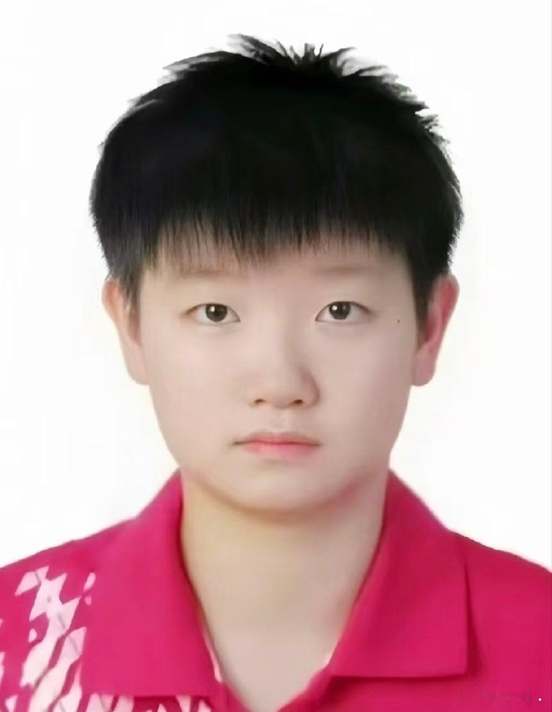 #孙颖莎# 
中国乒乓球队正在上海崇明体育训练基地备战。孙颖莎说:“在赛场为国争光、顽强拼搏是每名运动员的使命担当。能够在赛场上健健康康、没有顾虑地奔跑起来很开心。”
见面的时候一定要开开心心健健康康。 ​