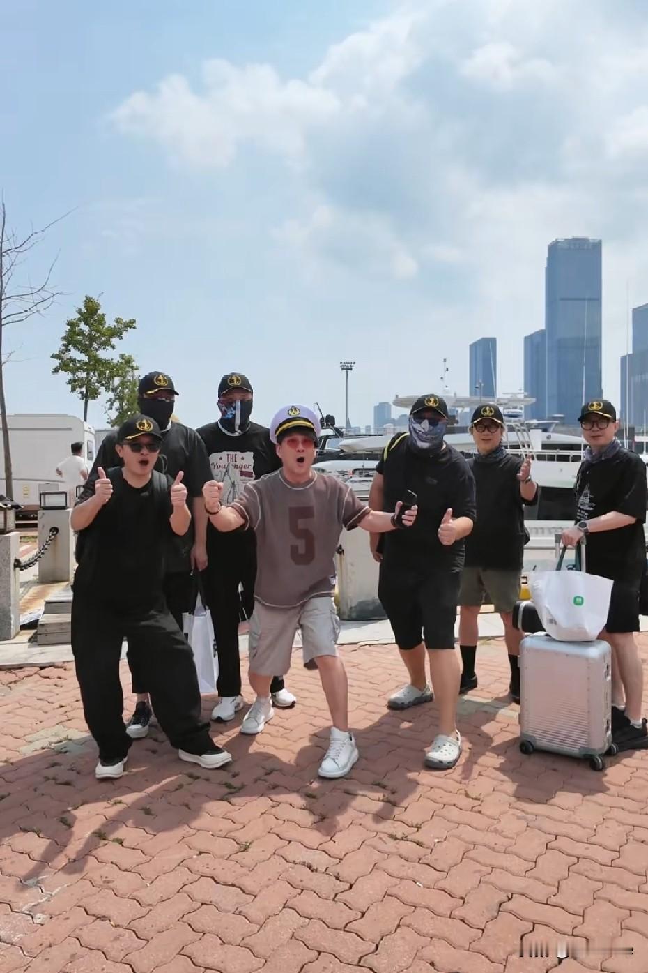 周华健大连演唱会收官，出海海上拍外景大片。

吹海风还体验钓鱼，工作之余尽情感受大连的海边魅力。