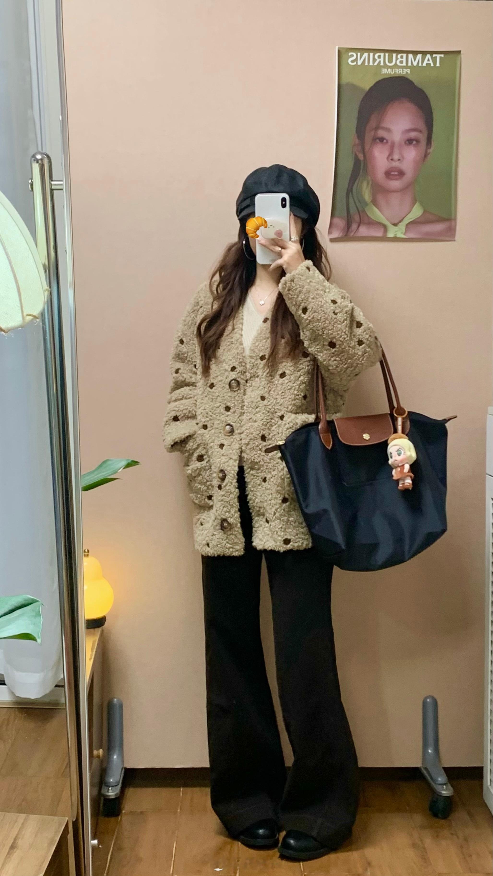 🍪像曲奇饼干～  非常厚实抗风的皮毛一体缺点就是这种款式不会太显瘦  搭配围巾很好看不到100块  我觉得这个质量非常OK，内里很柔软