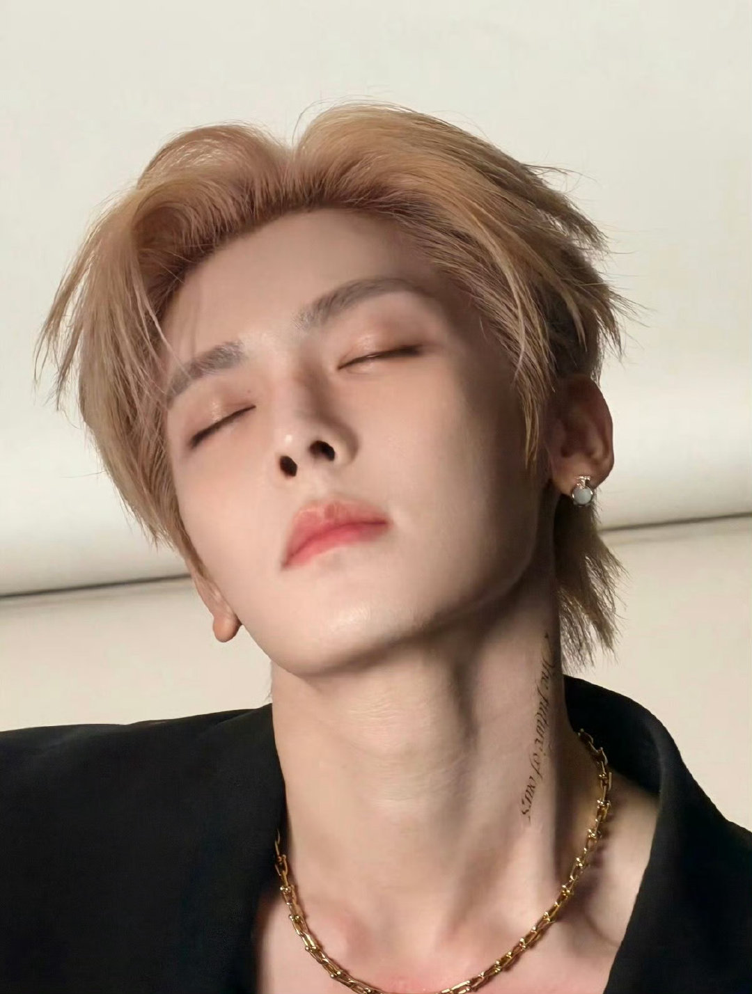 #侯明昊[超话]#侯明昊的喉结在攻击我 我沦陷了[舔屏] ​