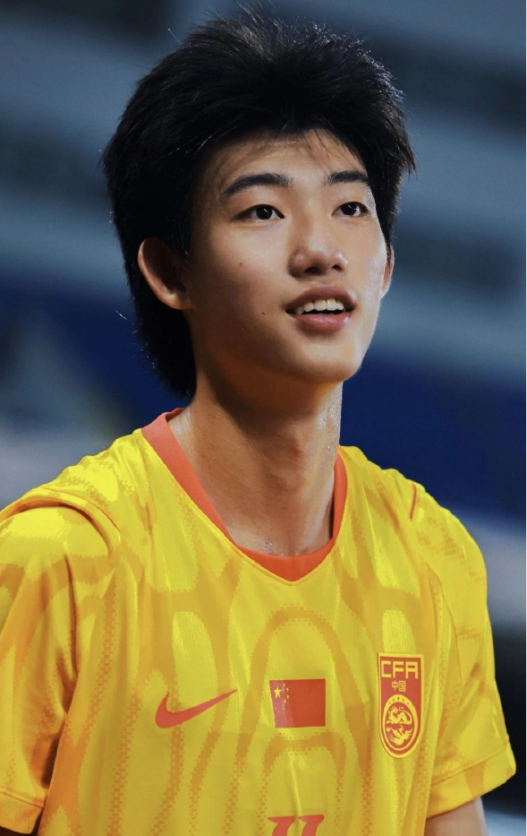 赵松源和董路的来龙去脉！中国足球小将 1、相遇：2019年，10岁的赵松源赵松源2009年生于北京体育世家，父亲足球教练、母亲排球教练。2019南粤杯比赛，恒大足校教练看完他比赛，评价他跑动差、站着踢球，建议直接改当门将，多家青训梯队也不看好他，清华附中当时的特长生选拔也没通过。随后有人把赵松源推荐给董路（中国足球小将创始人）。董路看完承认：当下水平达不到足球小将标准，但看中他踢球思路、球商，力排众议给了试训机会，破格允许他跟着“足球小将+清华附中马班”一起训练、外出打国内外邀请赛。当时争议巨大，很多网友质疑是走后门，网上传言赵松源是“董路大外甥”，董路直播多次解释，是看好潜力，不是关系户。早期外出比赛很多差旅费还需要赵家自费，属于边缘替补身份跟着练。2、一起成长阶段（2019–2021）赵松源跟着足球小将参加全国、海外邀请赛，在高强度比赛环境里涨球；董路持续看好他，认为他头球、阅读比赛的能力是亮点，坚持把他往前锋培养，没有让他改门将。这段时间，学籍、文化课保留在清华附中体系，训练...