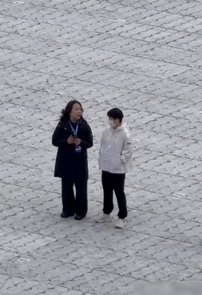 孙颖莎站错位了，全场都看见了，她一点一点往光圈里挪。
奥运会冠军，世界第一，在唐山省运会开幕式上，像个走错班级的小学生。
第六棒，从巩立姣手里接过火炬，跑完就完事，她非要提前到现场自己走位。
没彩排，没人催，就是不想出错。
梁靖崑呢，亚锦赛因伤退了，带着伤回到老家，第十七棒压轴，家里人在看台