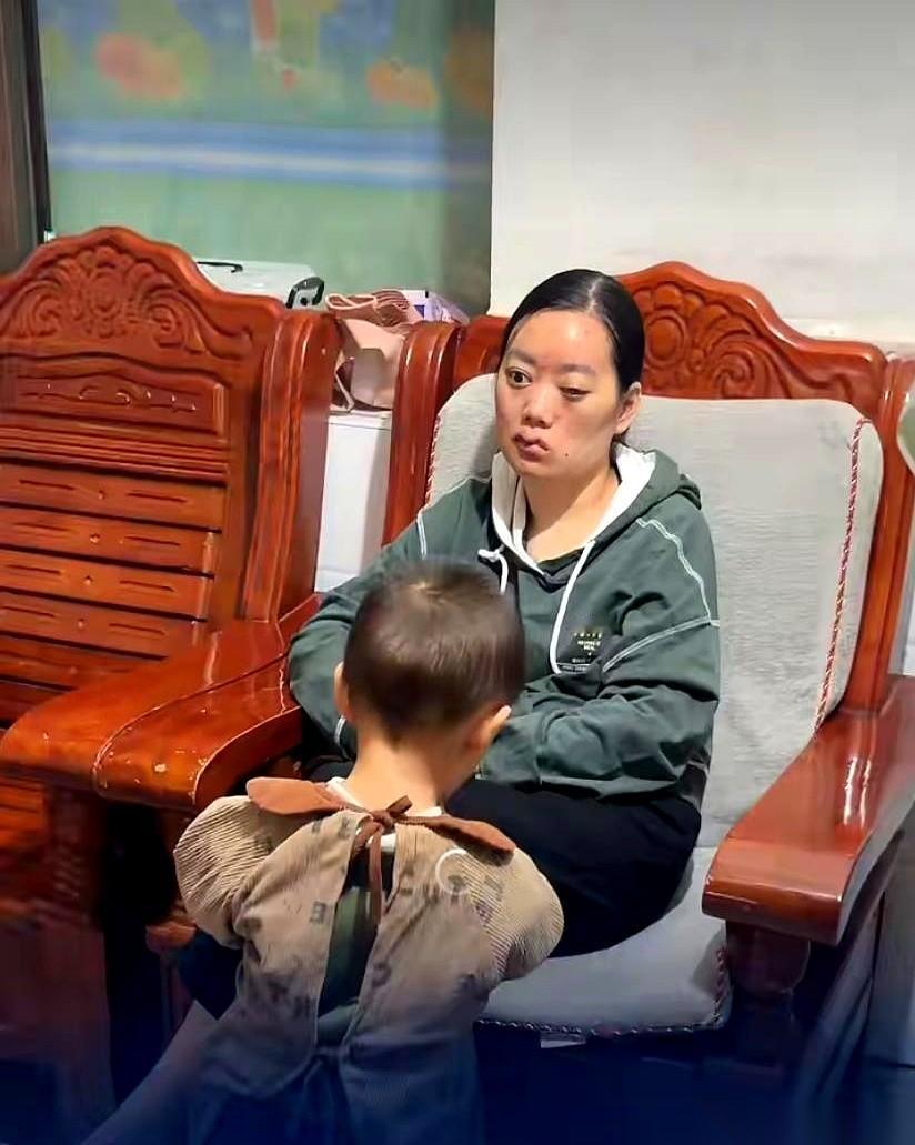 潇湘晨报刚报道的一件事，看一眼就让人喘不上气。
湖南一位年轻妈妈，生完孩子后，世界彻底没了光，也没了声儿——她双目失明，双耳失聪。
在此之前，她是长沙一所中学的英语老师。长假一到，她总是背起包去旅行。曾经站在风景里拍照时，她眼里全是亮光。现在，她只能摸索着躺在床上，连自己拼了命生下的宝宝长什么样、哭