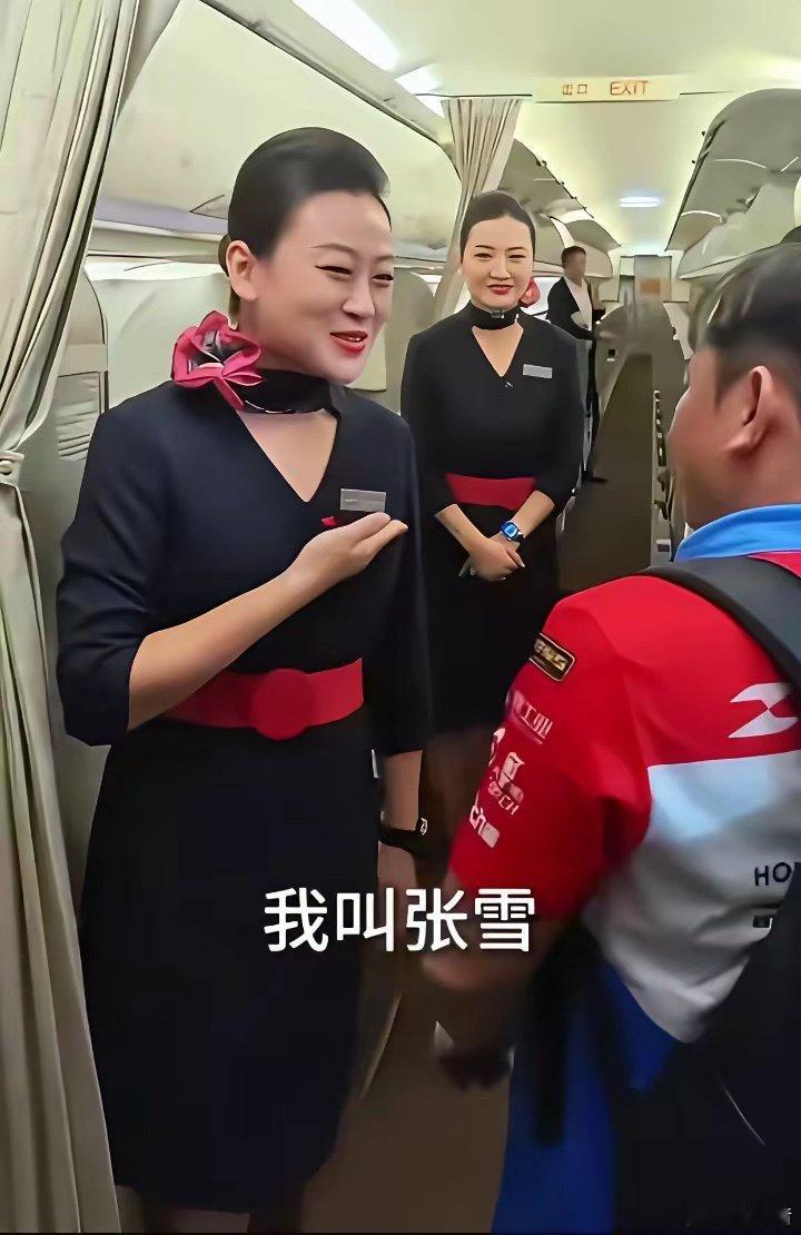 太逗了，张雪坐飞机，遇到一位叫张雪的女乘务长，乘务长还说非常喜欢机车，今年刚考了驾照，于是张雪让张雪去买张雪机车，并称要打骨折。 ​