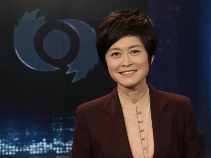 敬一丹葬礼，苏格兰女婿全程没有露面，不禁想起了王石的这张照片。

2026年9月17日清晨，北京八宝山殡仪馆东礼堂外，送别的人排起了长队。朱军、朱迅、水均益、韩乔生这些央视老同事来了，被她报道过的普通人也来了。女儿王尔晴一身素黑，搀扶着73岁的父亲王梓木，给每一位来宾鞠躬答礼。这是敬一丹的遗体告别仪