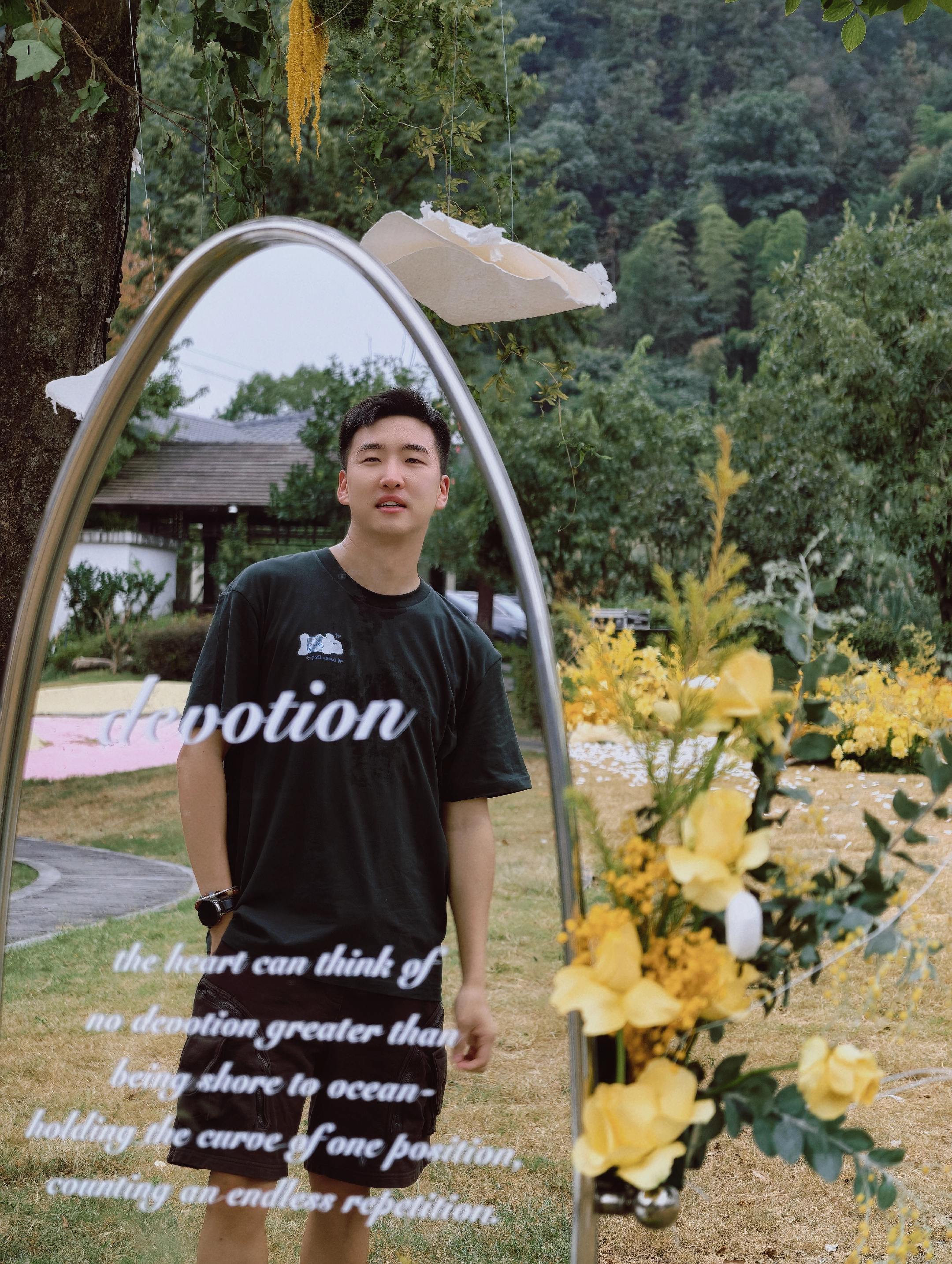心凌男孩的假期，参加一场户外草坪婚礼。

草坪婚礼 王心凌男孩 花的嫁纱 我的假期一天都不能少