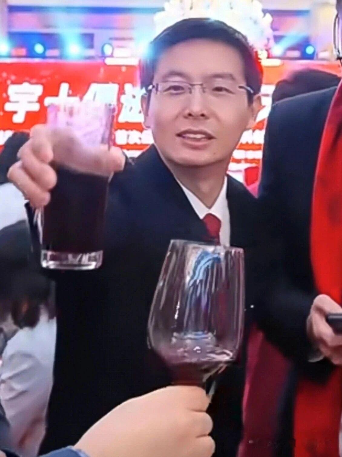 利益是个试金石，大部分都只为自己的利益说话，宇树科技这次上市把人性展示得淋漓尽致。王兴兴也因此被网络推到了舆论的风口浪尖，他稚嫩的肩膀承受了不应该承受的巨大压力。
没有上市之前，都说宇树是国产科技之光，各种吹捧源源不断。
上市之后，无数散户为了利益蜂涌而入，以为抢到了一块大肥肉，把宇树的市值直接推高