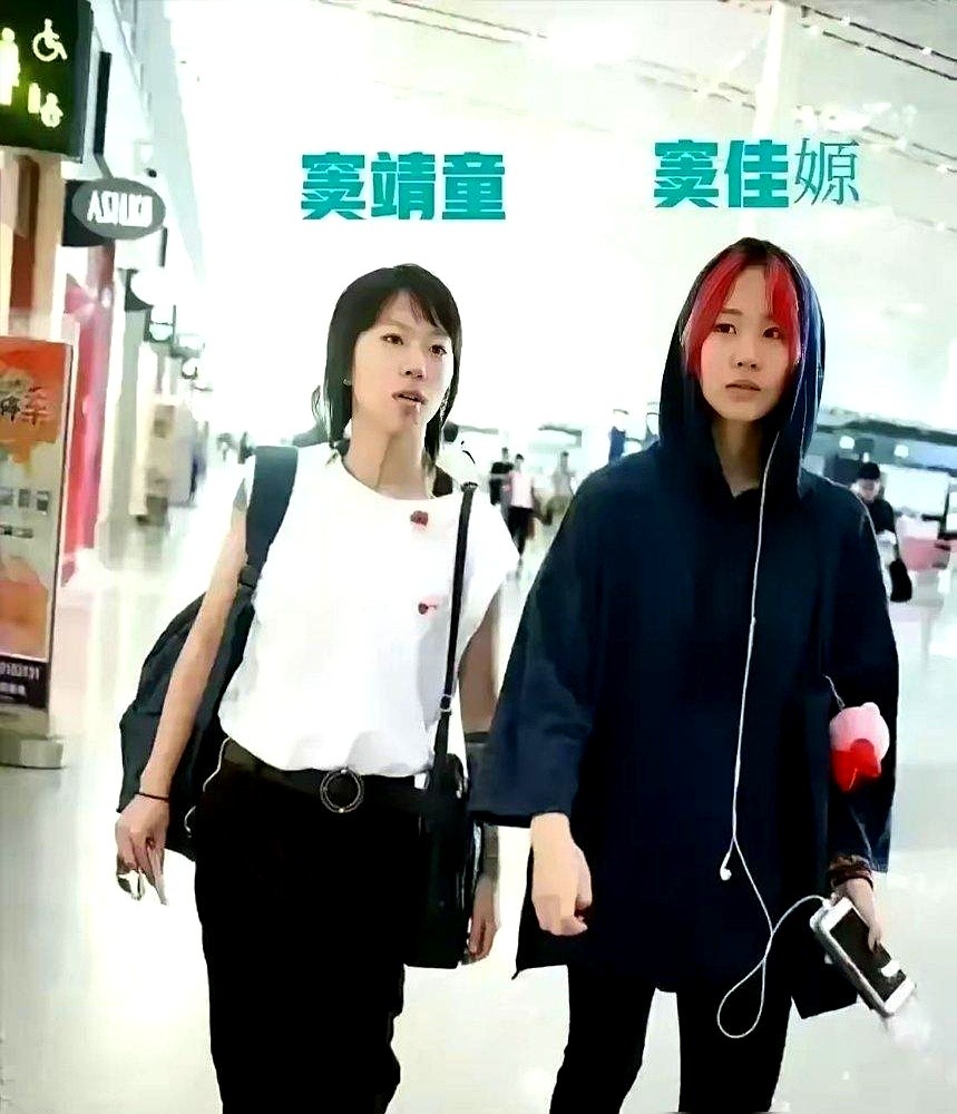 背了二十年“插足王菲婚姻”的骂名，高原终于正面回应了。

当年被记者围堵，她直接反问：“不觉得，那我错哪了？”如今她挑明，1999年在超市被拍，只是因为爱这个人、临时被窦唯叫过去陪同，当时那两人的感情早就破裂了，锅不该全扣她头上。

其实她恨窦唯二十年，根本不是为了自己，而是气他对女儿窦佳嫄不管不问