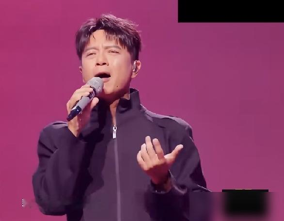 湾区升明月那晚，音响翻车的话题吵翻了，结果李克勤一张嘴，全闭嘴了。全开麦，零修音，硬是把现场唱成了录音棚。
他唱《秒针》《护花使者》，字密、调高、节奏快，换气声却几乎听不见。乐评人扒过他的气息，极长，共鸣控制极稳，尾音收得又圆又利索。2001年他跟管弦乐团连演四场，音准拍子音量分毫不差，那是二十多