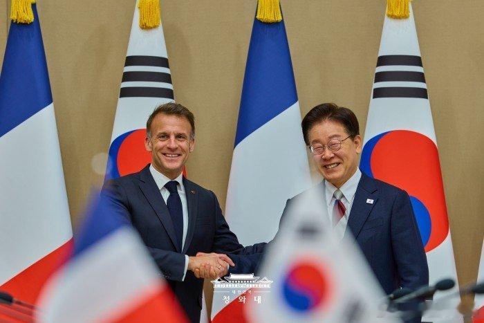 【李在明将于6日至9日对法国进行国事访问】#韩国[超话]# 总统李在明将于6日至9日对法国进行国事访问。此访旨在进一步深化韩法两国今年4月升级的"全球战略伙伴关系"，推动人工智能（AI）、航天、核能等领域合作取得实际成果。#NEWSPIM# ​