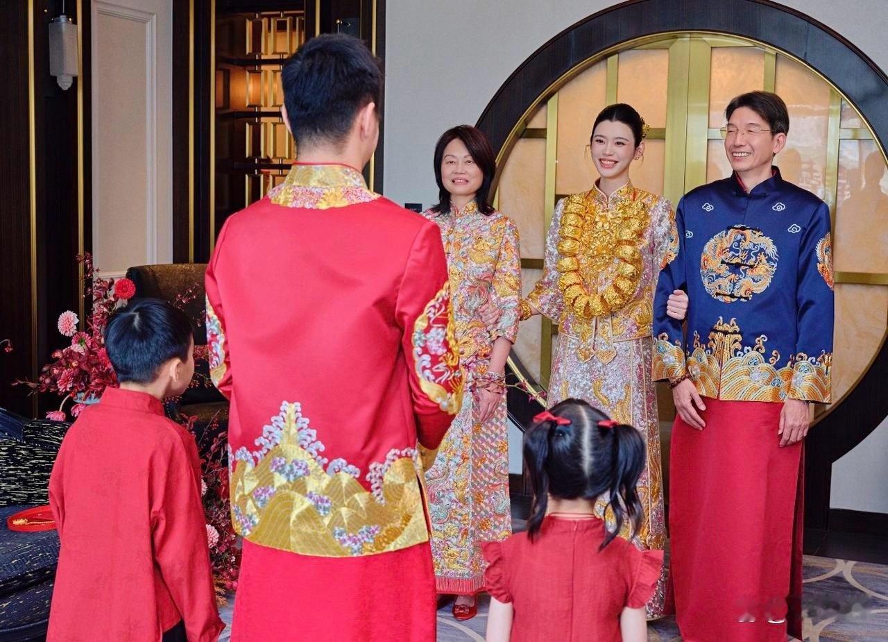 奚梦瑶在四太大宅内穿中式婚服拍全家福！照片曝光脖子挂满金手镯，衣服刺绣太精致了。 ​