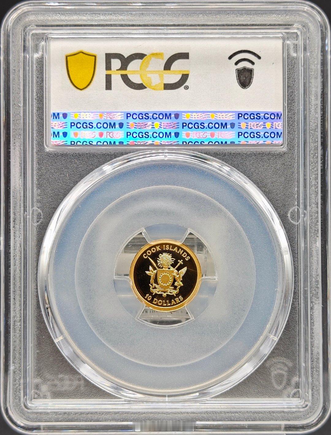 PCGS-PR70库克2026年“幸运四叶草”1克金币，首日标，含金量：99.99%，重量：1g，币面中央嵌入了一片真正的天然四叶草，经过压制和透明珐琅胶封保护，每一枚硬币上的叶片形态都是独一无二的。非常适合做首饰镶嵌，非常漂亮。 ​​​