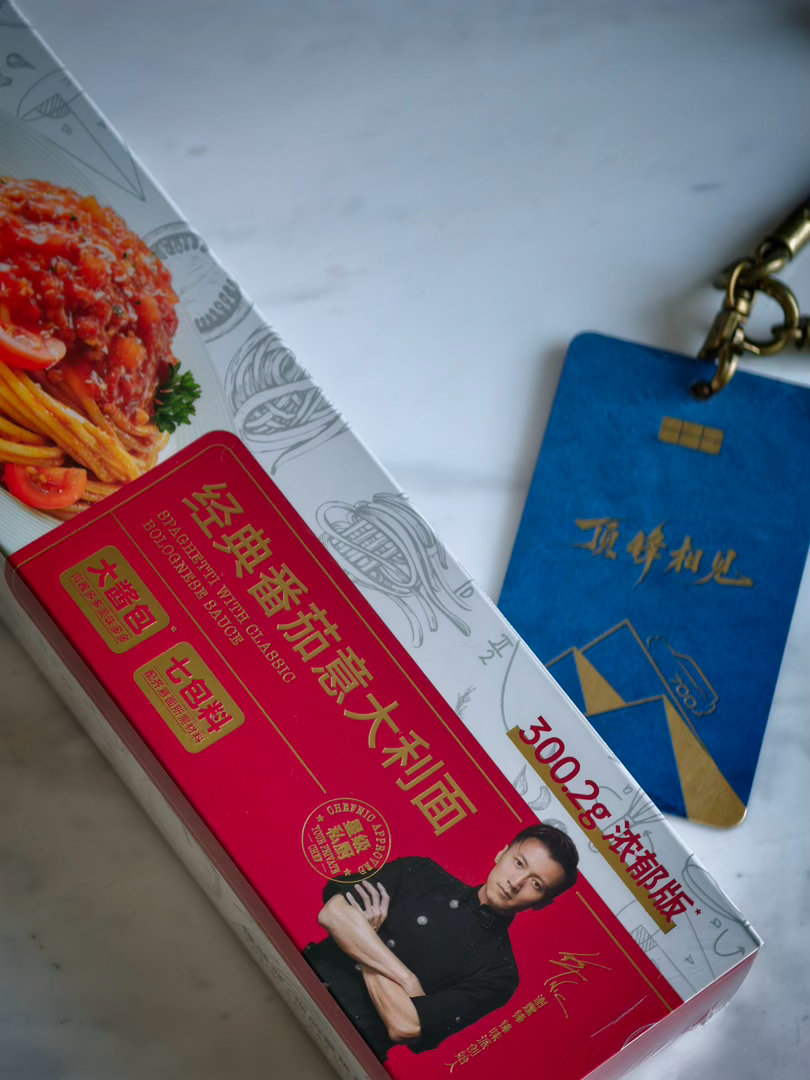闪现杭州！今晚看#银河战舰700# 
锋味十足的伴手礼，想要的举手[阴险]
#谢霆锋同款银河战舰700全球上市##银河战舰700种生活方式# ​