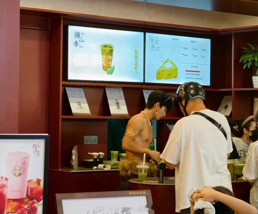 经济下滑什么店都不好做，只能靠主流擦边营销了。 ​