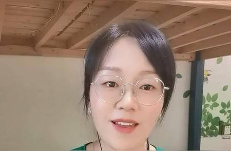 2002年歌曲：分手快乐。 原唱：梁静茹。翻唱：菲菲。 祝你快乐，你可...