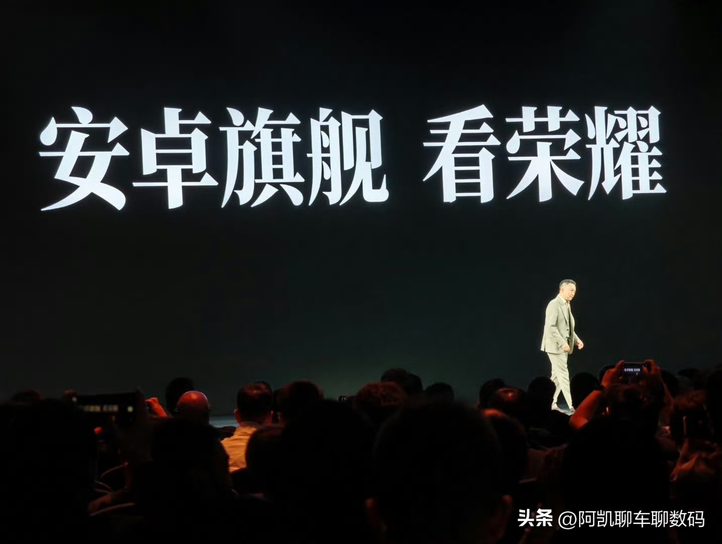 全行业内存暴涨超80%，安卓旗舰集体涨价、动辄涨上千，凭啥荣耀还能守住价格底线？
 
平心而论，对比前代它确实有小幅上调，也有人揪着标准版的处理器规格说事。但横向对比今年同期同档旗舰，Magic9 Pro Max 6499元的起售价，放在普涨的大环境里，真的已经算相当克制有诚意了。
 
荣耀CEO李