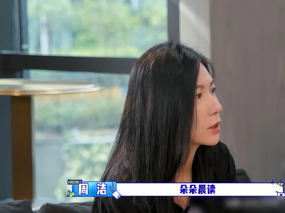 胡军李乃文给佟丽娅当助理，第一天就干崩溃了。
早上七点，佟丽娅已经在陪女儿晨读。化妆、对接行程、处理琐事，陀螺一样转到半夜。胡军拿着挂烫机给假发定型，直接把黑长直烫成羊毛卷。李乃文拿DV拍舞台，画面全是地板。
俩老戏骨彻底傻眼：这活儿，一个月3000到5000，没社保。
佟丽娅全程没红过脸，还