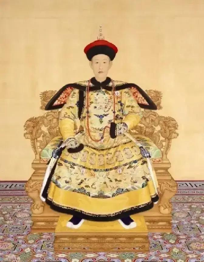 1722年，康熙在四子胤禛花园里赏花，突然老四漫不经心来了一句：“您的两个孙子打生下来还没见过您，今年10多岁了，您想不想见？”康熙当时心情大好，随口答应：“好啊，叫出来我看看。”没想到，这一见令康熙惊喜不已！

胤禛听到康熙应下，脸上的笑没变，转身吩咐身边太监去叫两位阿哥。他自己垂手站在花径旁，眼