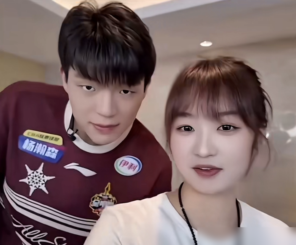 当初骂杨瀚森带女友去NBA的人，现在脸疼了！
2025年杨瀚森刚打NBA，数据平平，好多国内球迷把锅甩给女友。人姑娘被骂到清空社交账号，不敢留作品。
今年杨瀚森专访亲口说，女友天天督促他训练，客场回来留热饭，还帮他分析比赛理顺心态，根本不是传言的只会吃喝玩乐。现在韩乔生夸他会平衡，舆论也转了，都
