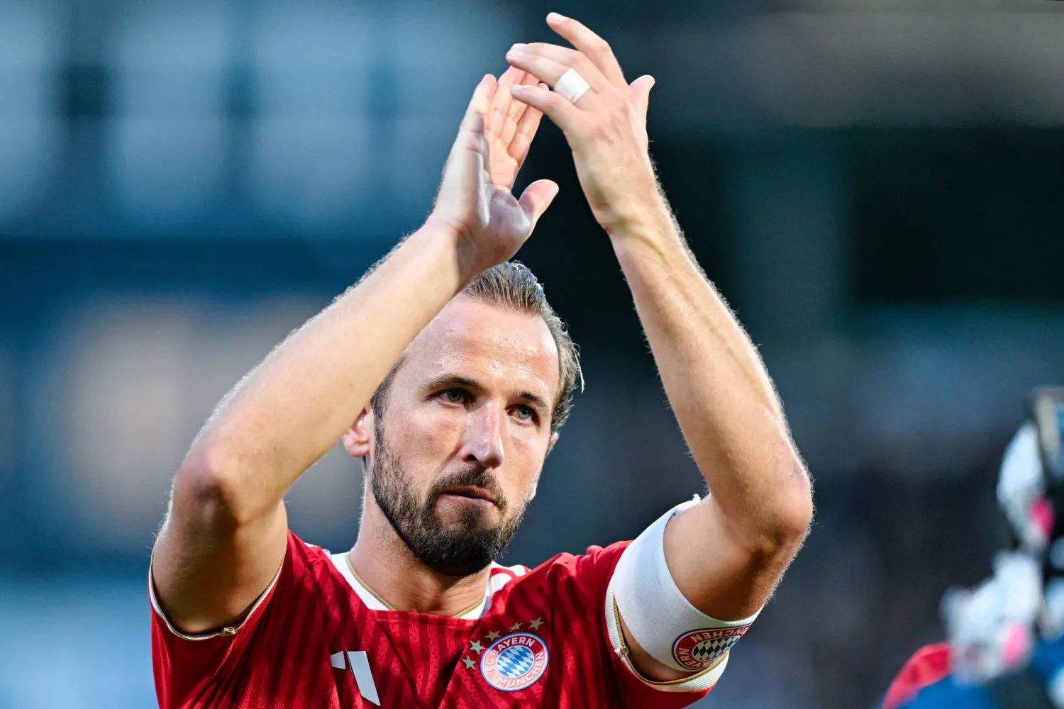 【standardsport】哈里·凯恩谈及亚马尔、姆巴佩这类球员公开为自己造势角逐金球奖一事：
 
“处在这种情况下，每个人都有权选择自己的做法。很明显，近些年金球奖的热度越来越高，主要是社交媒体带来的各种讨论与舆论喧嚣。
 
但对我来说，以这种方式去谈论自己，并不是我的性格。我依旧为自己取得的成 ​