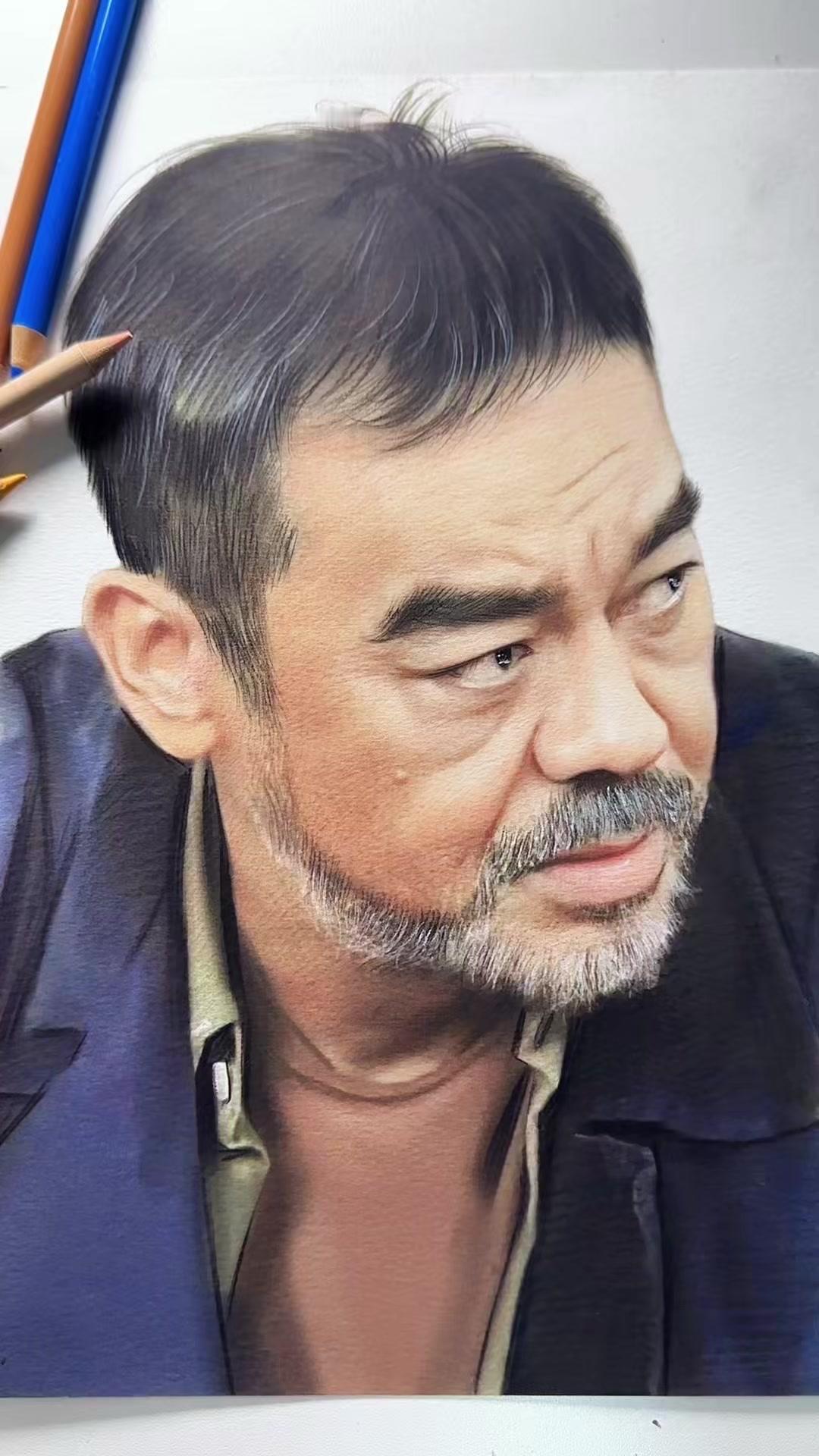 🎬刘青云片场暖心细节太戳人了！常常提前几小时到剧组，直接在片场吃完早饭，手上沾油也毫不在意。为贴合角色形象，哪怕看起来邋里邋遢也从不敷衍。开拍前就沉浸角色，入戏极深，这才是真正的老戏骨。

香港影坛黄金一代渐渐老去，拍的戏越来越少。早年进圈只为养家糊口，如今仍坚守初心。这样的实力派，你会支持吗？