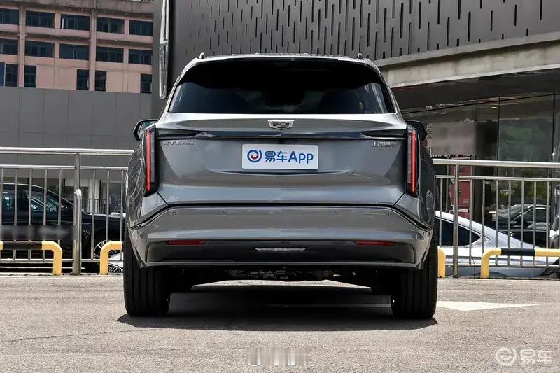 #新车上市#【凯迪拉克全新XT5 PHEV正式上市 两周年权益价25.99万元起】9月7日，凯迪拉克全新XT5 PHEV正式上市，共推出2款车型，两周年权益价25.99万元起。新车为首款量产搭载Momenta R7世界模型的豪华混动SUV，交付即解锁高阶辅助驾驶能力。
全新XT5 PHEV搭载1.5T插混系统与全路况电动蜂鸟底盘，通过全 ​