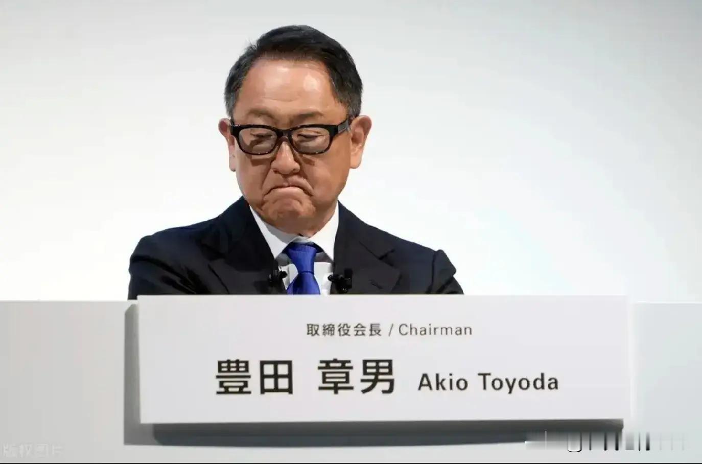 日产的落幕，日产车输给了中国车，丰田章男只有谦虚的学习我们的造车技术，最近车圈有个事挺有意思：日本出版社日经BP社把极氪007给大卸八块，拆完还出了本书，500页带DVD，卖88万日元（约4.1万人民币），套餐版更是要6万多

他们拆得特别细，重点盯着三样东西：一体式压铸车身、800V高压平台、金砖
