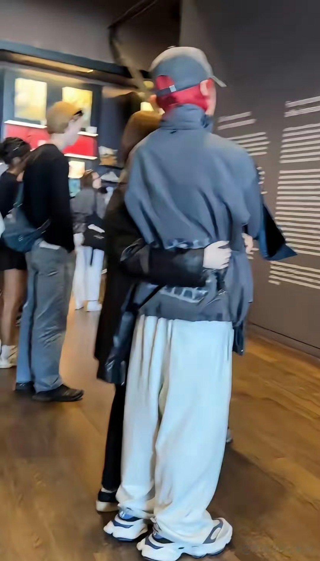 网友在法国奥塞博物馆偶遇李荣浩杨丞琳，这画面也太甜了吧！ ​