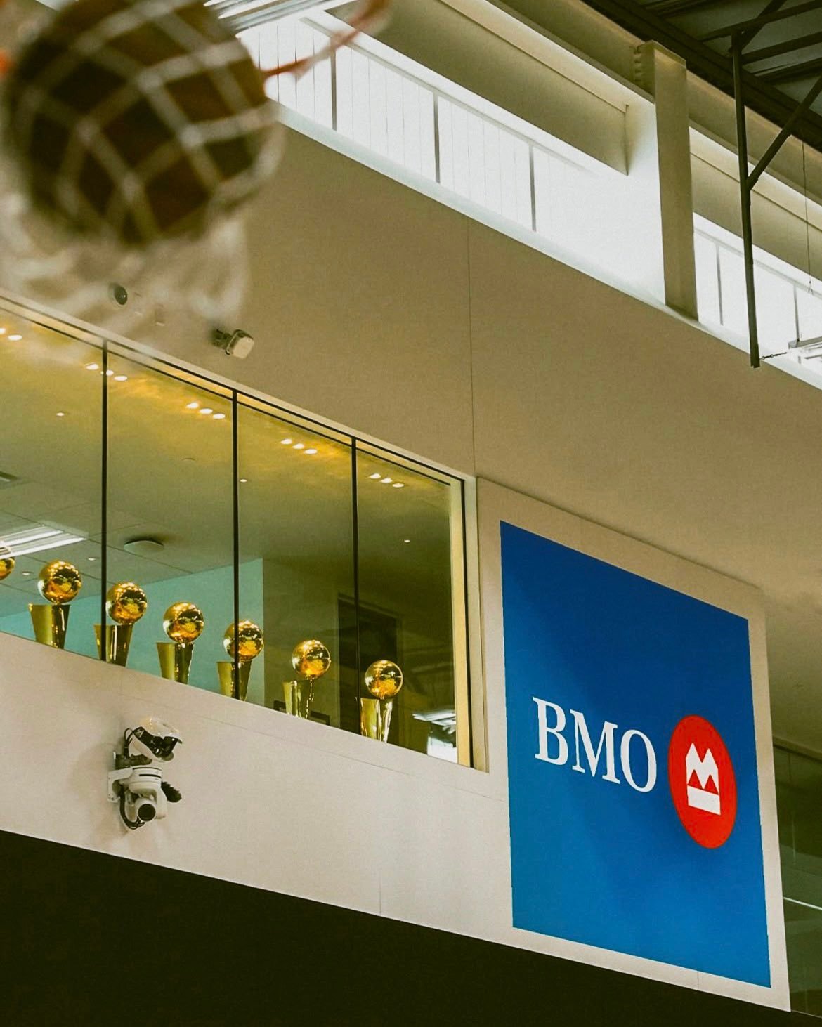 🚨 湖人队宣布与 BMO 银行建立长期合作关系，并将其指定为球队的独家官方银行。

该协议包括：
🔸 由 BMO 赞助的湖人训练营
🔸 新设计的训练服上带有 BMO 标志
🔸 BMO 酒吧旁专属场地座位和俱乐部的首次冠名权
🔸 新的“明星联盟”专题展示湖人传奇球星
🔸 南加州范围内涵盖金融赋能和小型 ​