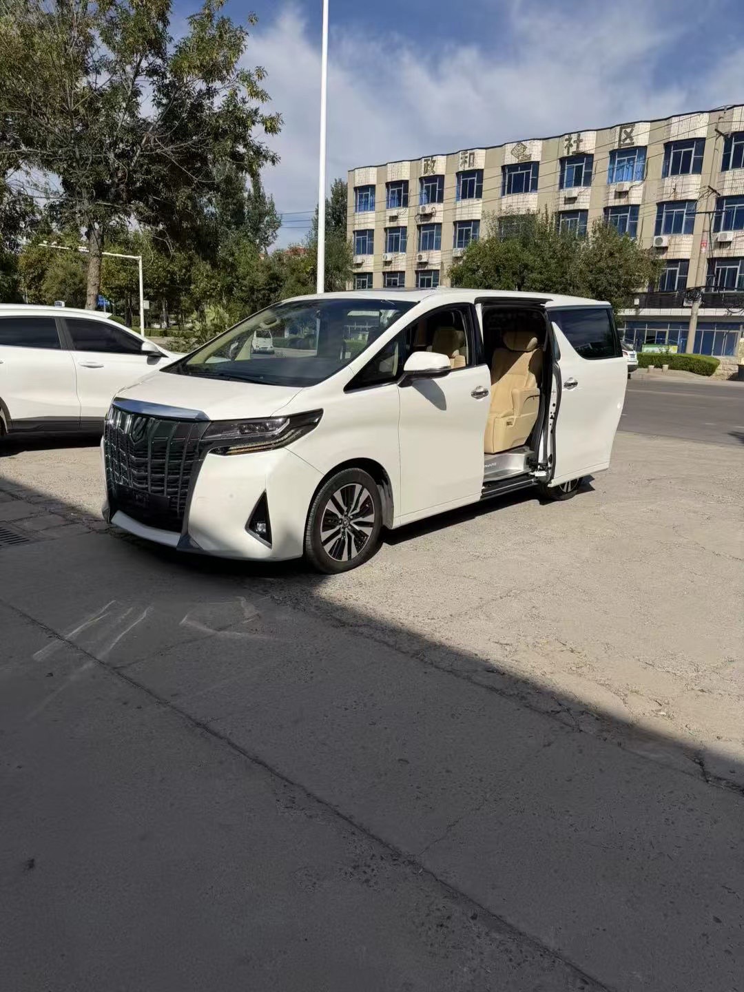 感谢新能源，让我们手幅万八块开3.5v6八速埃尔法埃尔法