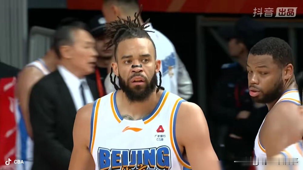 北京首钢引援麦基，如今成争议焦点。   这位拿过NBA三冠的38岁中锋...