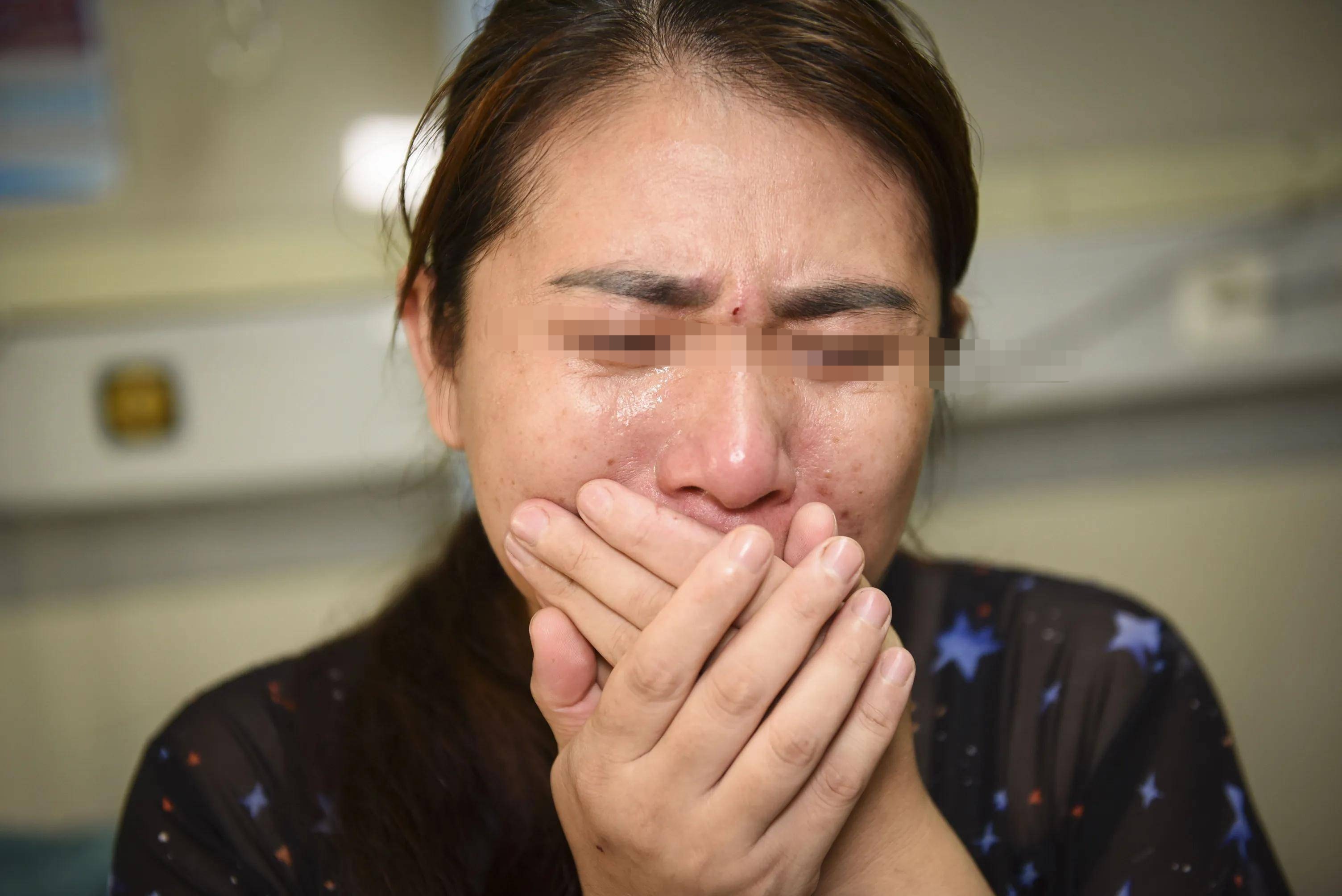 委屈不？温州一位49岁的务工大哥，半夜结石发作疼得走不动路，护士心软让他免费在留观室歇了一晚。哪成想，男子竟然凌晨在室内自尽了！警方确认是个人行为，可家属无法接受，转头就起诉医院索赔86万。


凌晨1点58分，温州一家基层医院的观察室内，监控探头无声地记录下一幕令人头皮发麻的画面。
空荡荡的病房里