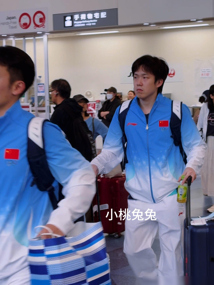 王楚钦亚运会拿回三块银牌，机场出来脸黑得能滴墨，全程没抬头。
男团决赛他先演了出0比2落后连扳三局的好戏，转头第四盘就0比3交代给张本，中国队2比3丢金。男单决赛更直接，0比4被林诗栋横扫，一局没赢。混双也输。
他自己说，从世乒赛、世界杯一路打下来，早找不到享受比赛的感觉了，纯粹在消耗。伤病、体