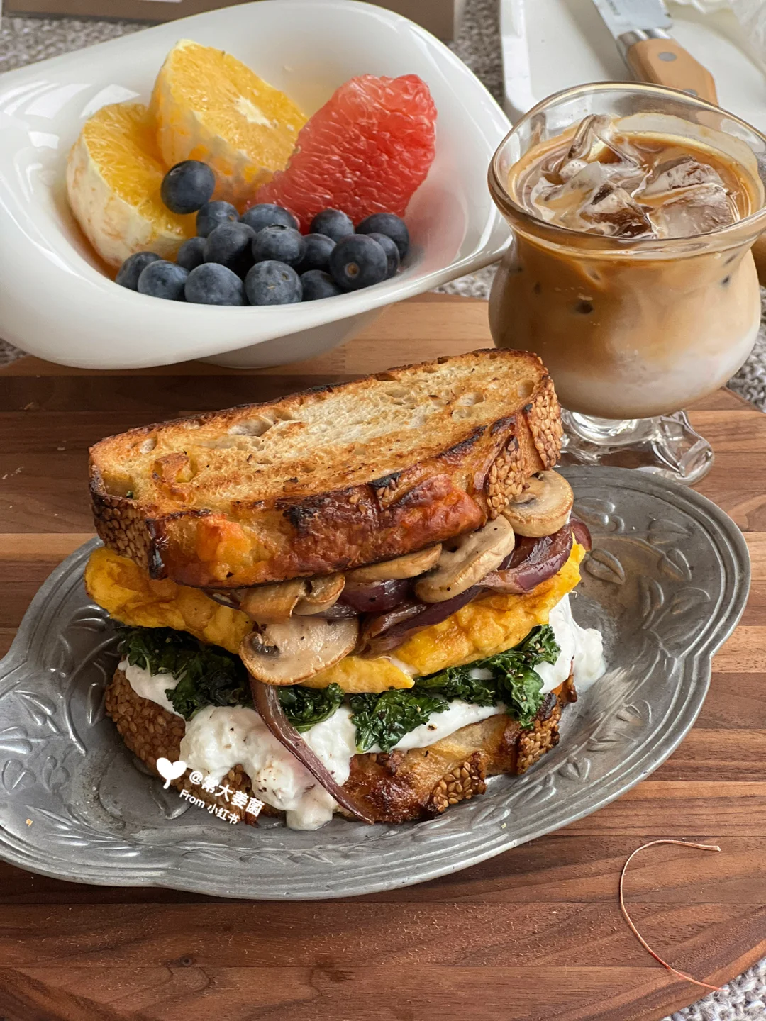 煎洋葱好甜哇！明早还吃它！菌菇三明治！！🥪🍄