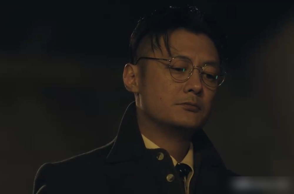 余文乐演的反派段长河，身家几十亿，命案背了好几条，全洗白了。警察没实锤，他本可以连夜跑路。结果他非不走，非要留下来对峙。弹幕全在骂：这编剧是不是把反派智商写没了？
你看过程，这人不是蠢，是太自负。他享受那种你明知道我杀了人却抓不了我的快感。钱已经满足不了他了。最后栽在哪？不是警察，是自己人内讧，背
