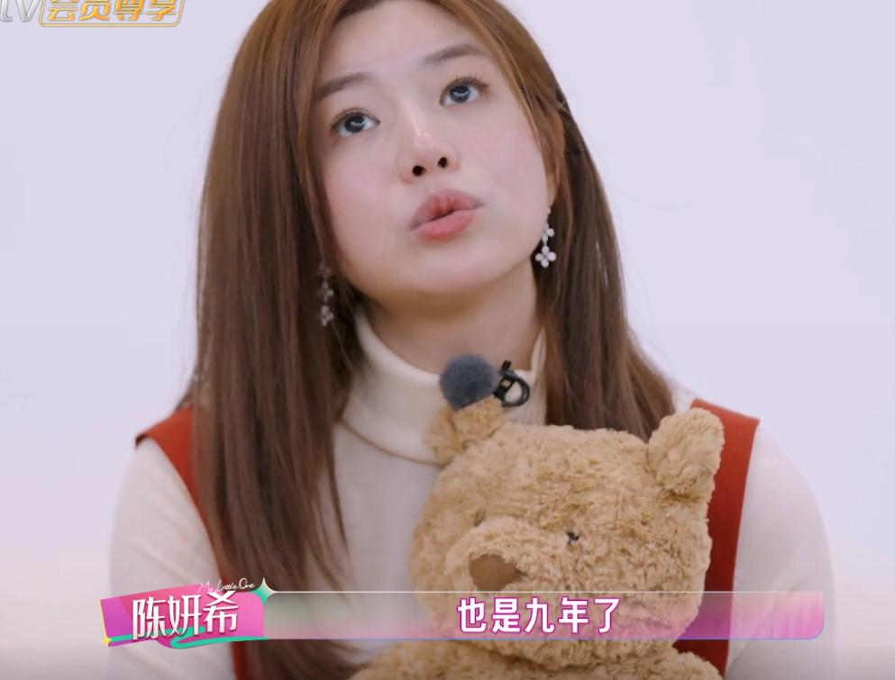 离婚后的陈妍希，并没有去投靠台北的娘家。而是在北京买下了300平米的豪宅，独自一个人带着儿子，在内地生活。

这套房子拿下没多久，陈妍希就把日常重心全部挪到了工作上，录综艺、拍戏，两头连轴转，儿子的吃喝拉撒，交给了跟了九年的保姆。这位保姆从孩子出生那年就进了门，陈妍希对她放心得很，家里大小事基本不用