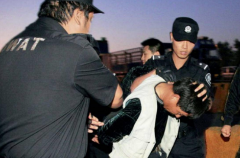 1992 年，南京看守所内一名死刑犯即将伏法，然而他却不愿放弃，哭着想尽办法寻求减刑之法，一番努力后，他竟真找到了能让自己减刑的办法。

主要信源：（中国新闻网——死刑犯监狱反省自我救赎 搞发明创造被改判死缓）

最高人民法院的印章落下时，南京看守所里的仲开龙正对着一张画满字母的硬纸板出神。

这枚
