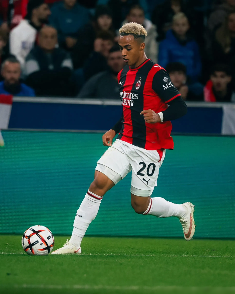 AC米兰4-0踢疯了，但真正让阿莫林眼红的，是个平时连大名单都难进的19岁小屁孩。
哈钦森，右翼卫，开场15分钟一脚平抽传中，阿尔法乔·西塞直接砸进去，首开纪录。接下来整场就看他一个人在那条边路上下翻飞，拉宽度、硬突、回防补位，满场都是他的影子。
丘库埃泽在替补席上脸色不太好看。他花大钱来的，轮