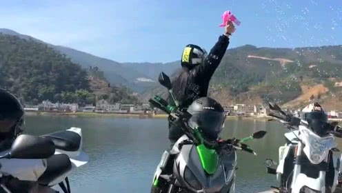 标题，再创佳绩!张雪机车法国站奇季军，国产机车闪耀国际赛场。