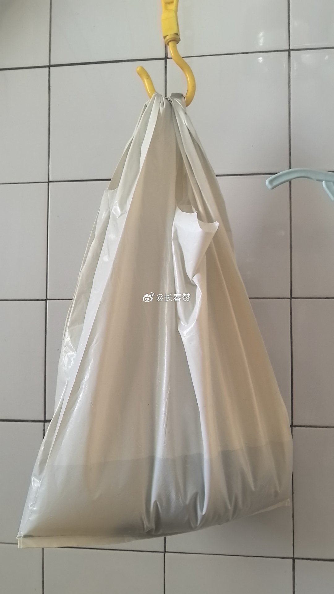 长春座谈会【这是卖皮？还是卖海鲜？】网友吐槽: 长春市光复路水产批发市场，本身海鲜就是水产品，上称多多少少带水，在加上塑料袋又厚又重，商户直接连袋一起上秤，消费者到底是在买海鲜？还是在买塑料袋？建议市场规范称重流程，应当先去皮称重，再装袋，守护消费者的钱包，希望监管部门加强市场监管，杜绝这种变相缺斤短两的现象，以行动保护消费者合法权益，而不是挂在嘴边上！ 长春