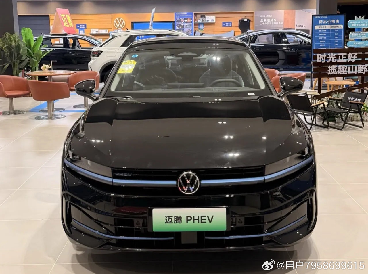 #黄金超混满电出发##一汽大众黄金超混重磅上市#
   当德系轿车遇上黄金超混科技，一汽‑大众迈腾PHEV，重新定义家用轿车的出行体验，兼顾格调、能效与智能，无论是日常通勤还是长途自驾，都能带来从容舒适的驾乘感受。
    迈腾PHEV的黄金能效让人印象深刻，搭载黄金2.0超混动力，配备1.5T EA211 EVO  ​