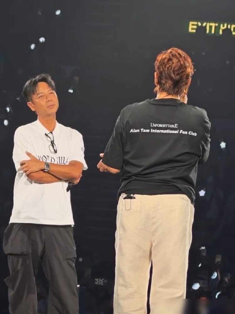 一场压根没计划请嘉宾的演唱会，硬是把台下的李克勤给逼哭了。
昨晚谭咏麟巡演，原本真没安排嘉宾环节。校长嫌加人还得重新配乐器，太折腾，干脆不请。
结果唱到尾声，硬是把底下坐着的李克勤拽上了台。两人一首《朋友》，直接让李克勤当场哽咽，抱着校长说，活这么大第一次看演唱会掉眼泪。满场大合唱，直接泪崩。