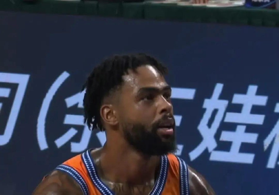拉塞尔，2015年NBA榜眼，进过全明星，在CBA第一场三分6投3中，罚球7投3中。
2026年9月26日，灰熊裁掉他。合同还剩最后一年，597万美元全额保障。四天后，上海男篮跟他签了合同。上海队跟队记者薛思佳报道过，球队外援总支出超过税前500万美元的软帽，调节费已经交完。
首秀打完，媒体人付政浩