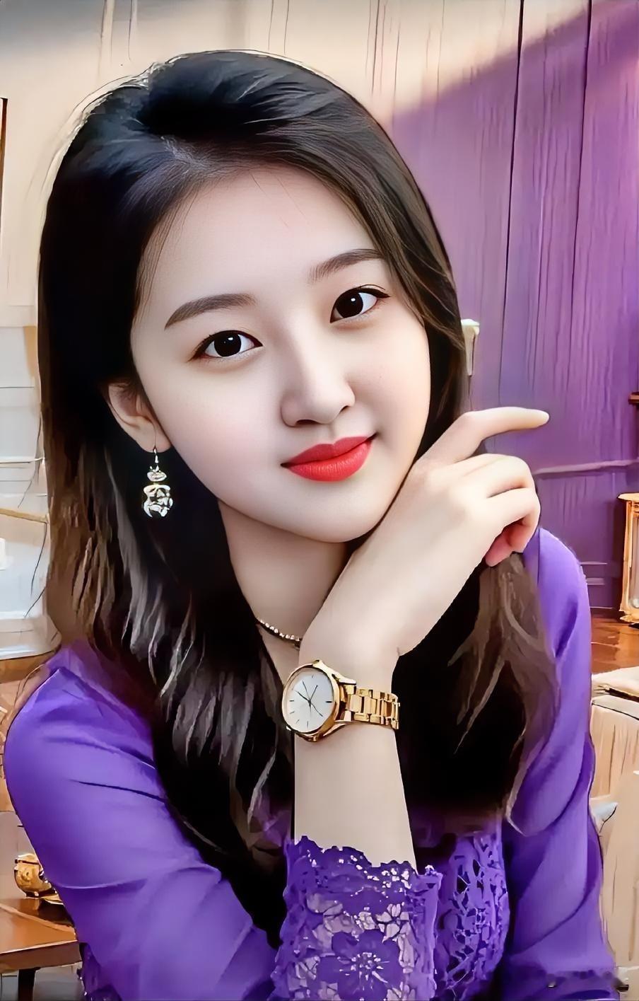 甜美少女风穿搭指南，紫色蕾丝上衣搭配金色手表，精致妆容，元气满满！💖✨